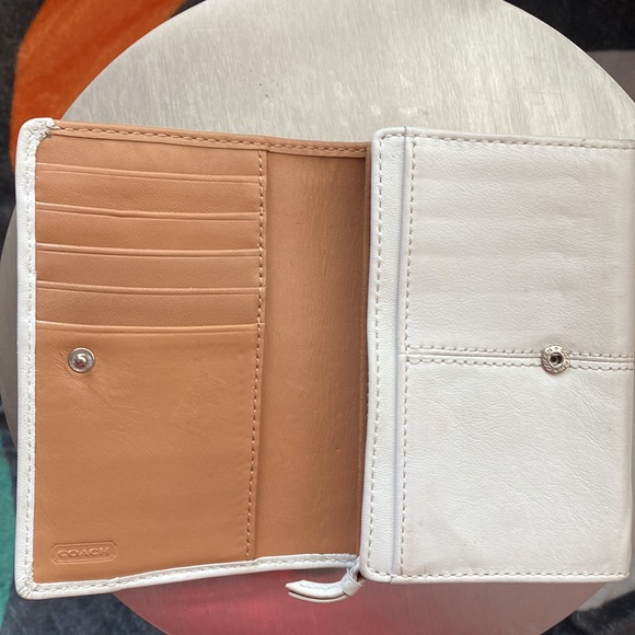 PRE-OWNED COACH WHITE WOMEN’S WALLET - Picture 6 of 10